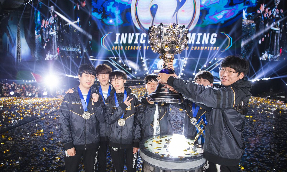 BLG战队击败TES夺冠,阿卡丽助力LPL年度总冠军荣耀时刻